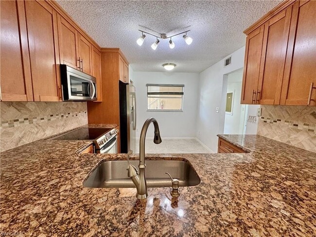 Building Photo - 661 Squire Cir