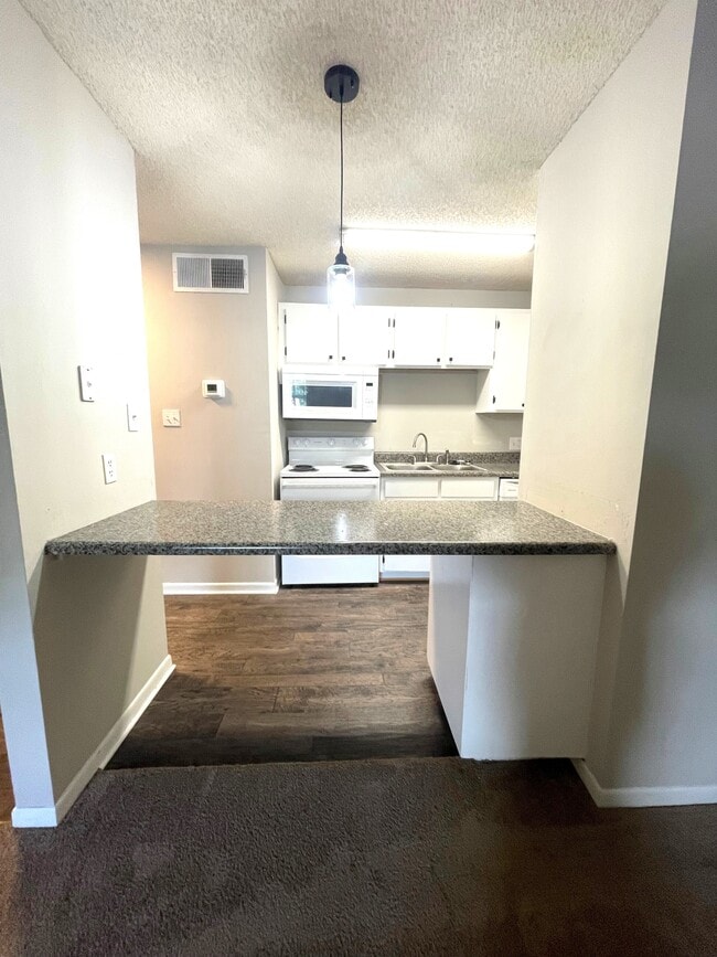 1 bdr Kitchen Bar - Oak Terrace