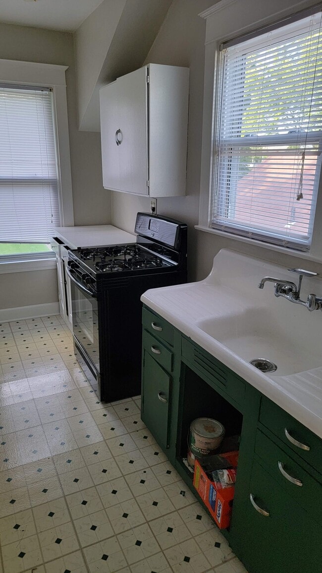 Kitchen - 2734 Harris Ave Unit 2