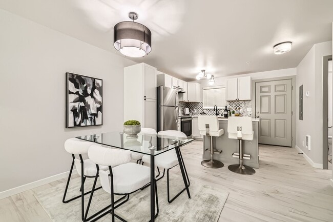 Photo - Stunning Renovation! HUGE 2 Bed 1.5 Townho... Unidad 308