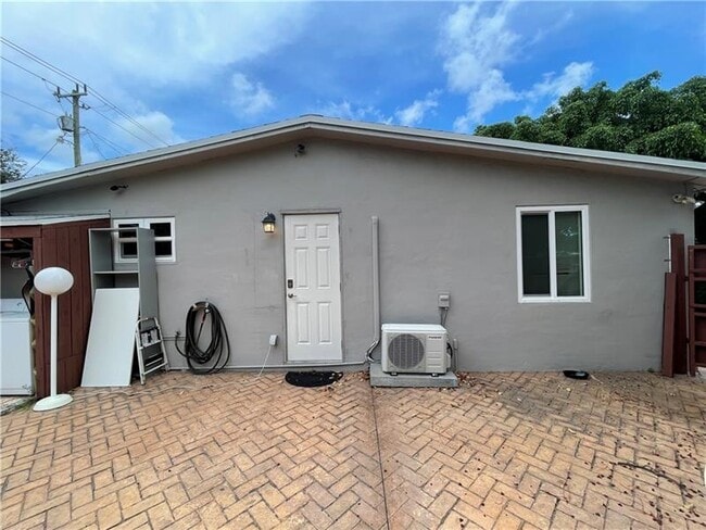 Building Photo - 1415 NE 25th St Unit STUDIO Rental