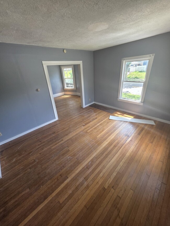 Building Photo - 1156 Dewey Ave Rental
