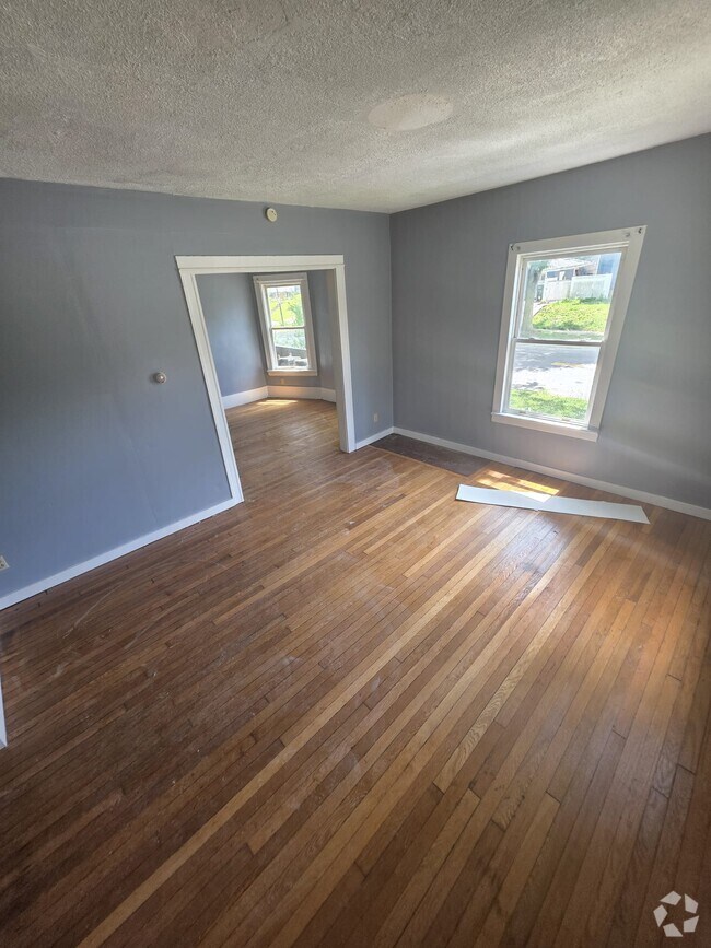 Building Photo - 1156 Dewey Ave Rental