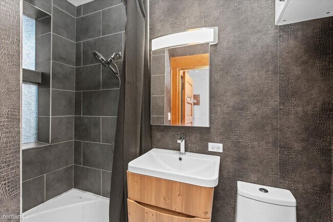 Photo - Studio, 1 bath Condo - 2800 N Pine Grove Ave