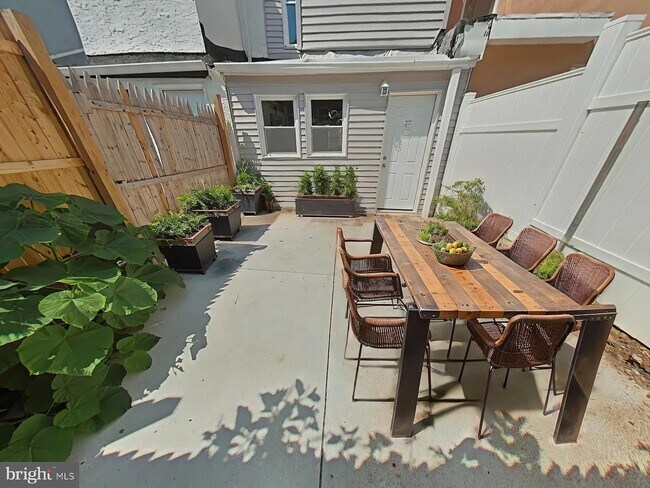 Photo - 1737 N Stillman St