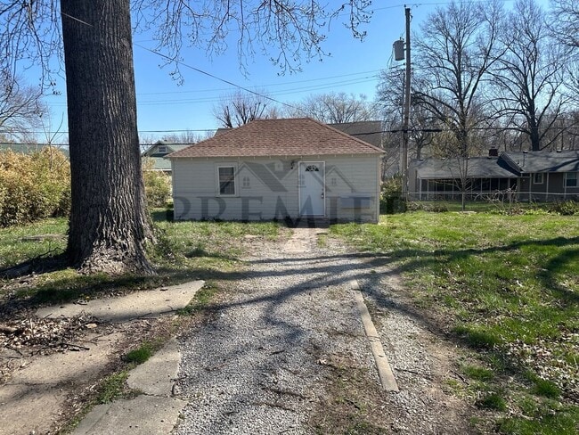 Building Photo - Studio HOUSE No Shared walls -1611 S Northern Blvd #B Independence - - Rent $750 Unit 1611 #B