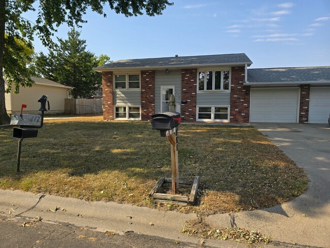 Building Photo - 4 bedroom, 2 Bathroom Home located in Wood...