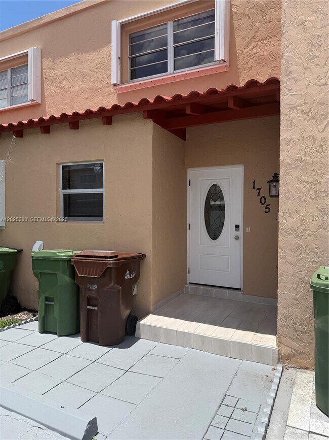 Photo - 1705 W 57th St