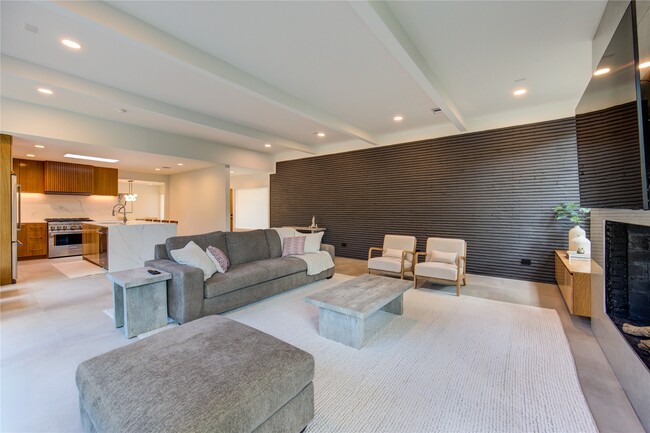 Photo - 303 Isolde Dr