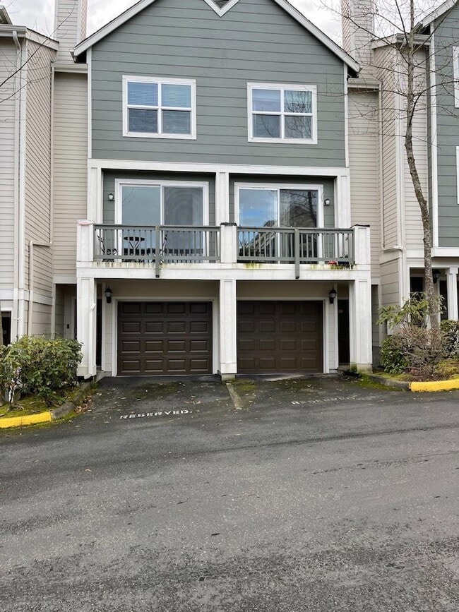 Building Photo - Extremely Gorgeous and Spacious 2 bedroom Condo