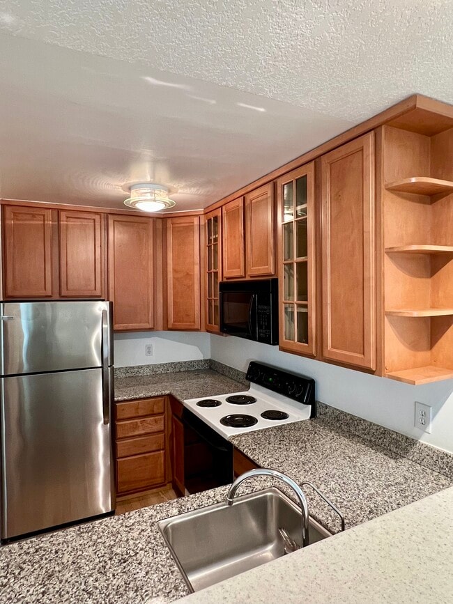 Encimeras de granito, lavavajillas, cocina reformada - 608 Idaho Ave Unidad 7