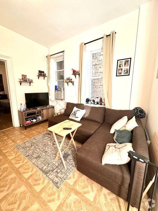 Building Photo - 1325 W 18th St Unit 2M Rental