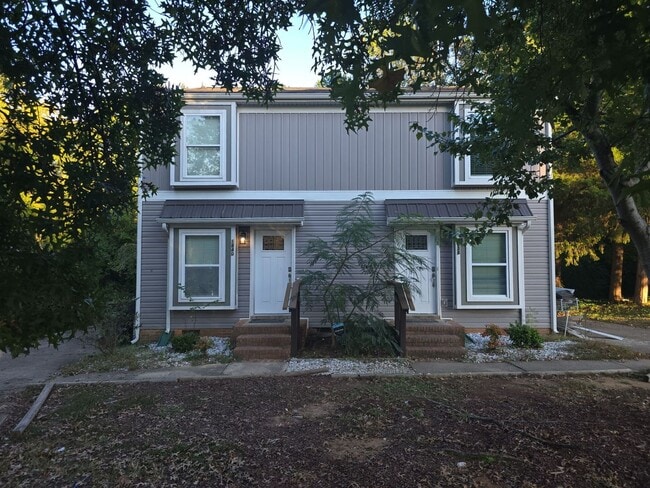 Building Photo - 2 bedroom 1 bath unit duplex