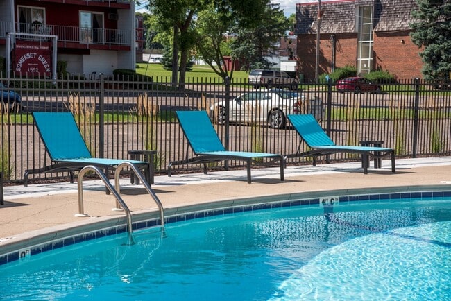 Photo - Chateau Apartments