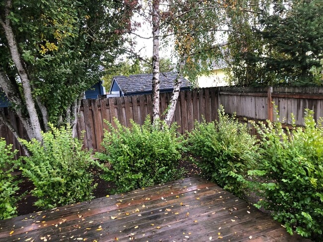 Building Photo - Large 4 Bedroom House in Sheridan