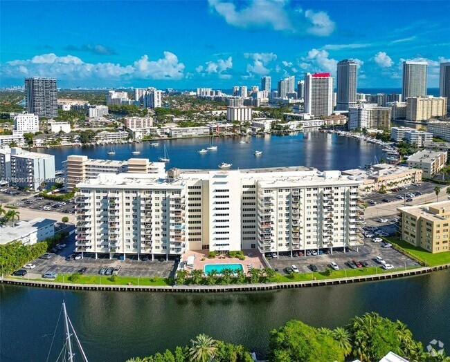 Building Photo - 401 Golden Isles Dr Unit 503 Rental