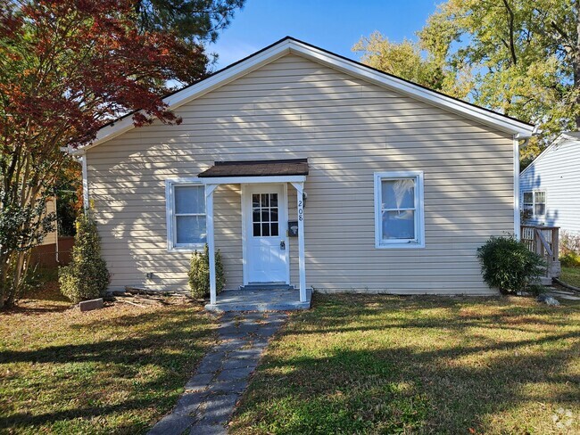 Building Photo - 3 Bedroom 1.5 Bath Ranch Tyle Home in Henr...