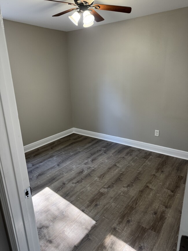 Photo - 212 Hazelnut St