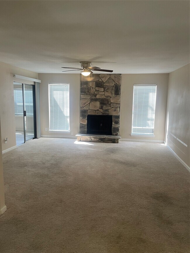 Photo - 17401 Red Oak Dr Unit 103