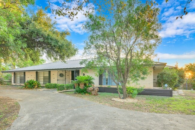 Photo - 605 Squires Row