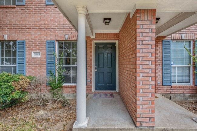 Photo - Available August 2026!  3 Bedroom 3 Bathroom Duplex with Yard Close to Campus/Bus Route!