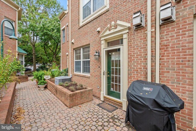 Photo - 2622 Clarendon Blvd