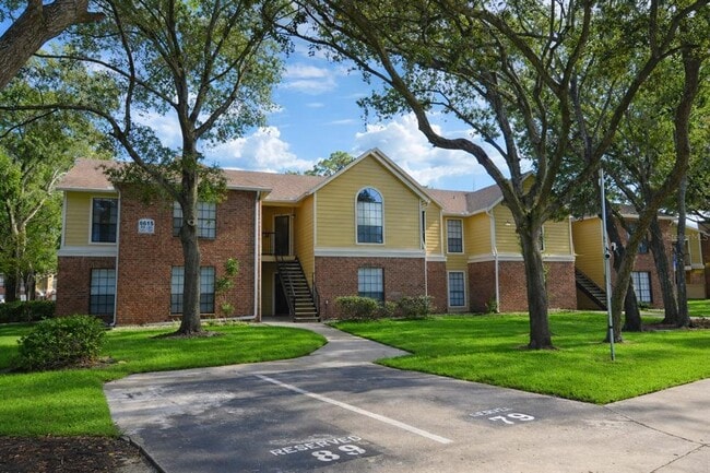 Building Photo - 8613 Mallard Reserve Dr Unit 202