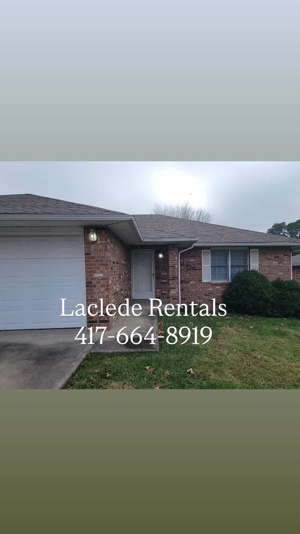 Building Photo - 2 BEDROOM 2 BATHROOM DUPLEX WITH GARAGE