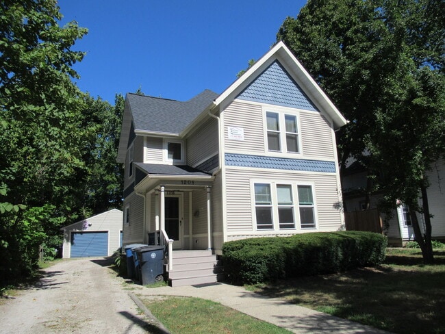 Building Photo - 1208 E University Ave