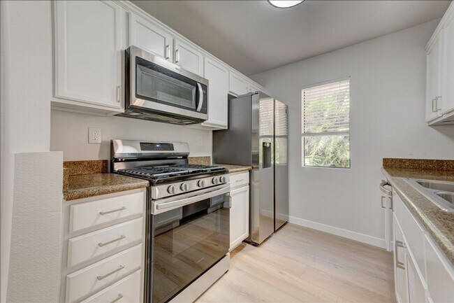 Building Photo - 10170 Camino Ruiz Unit 34