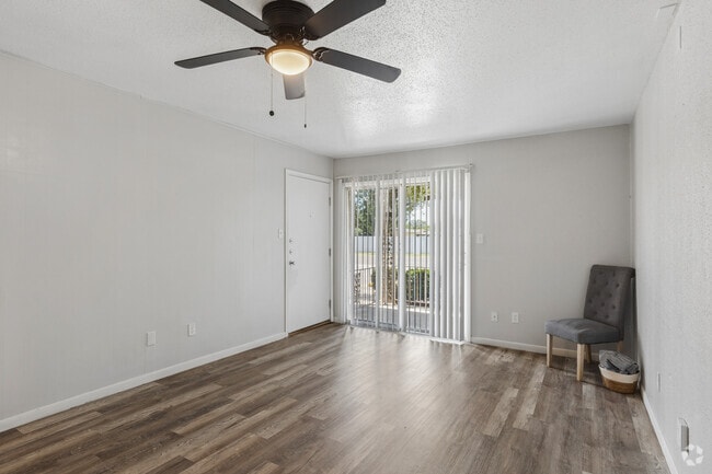 2BR, 2BA - 980SF - Living Room - Legacy Ridge Apartments