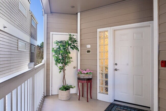 Photo - 702 Kirkland Way