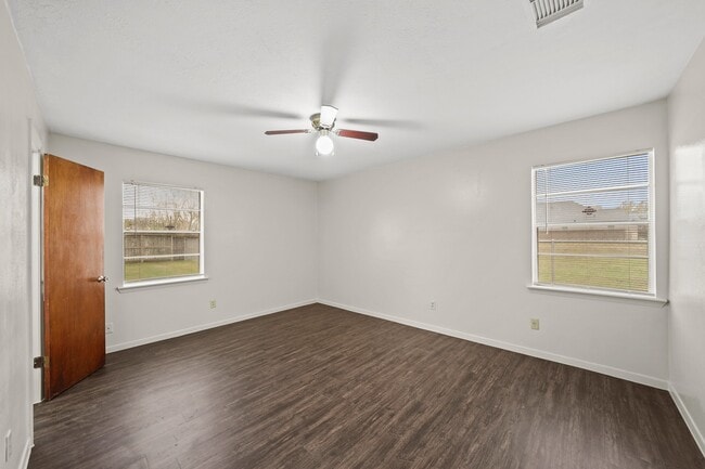 Building Photo - 322 Pinedale Ave