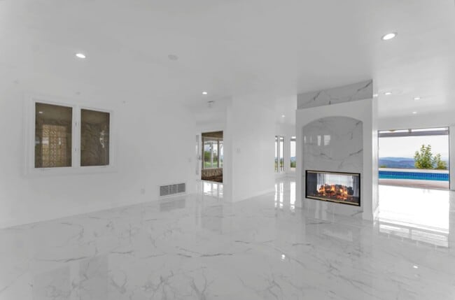 Photo - 2506 Sapra St