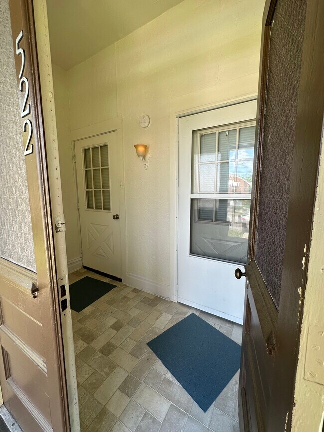 Front Entryway - 522 E Chestnut St Unit Upstairs