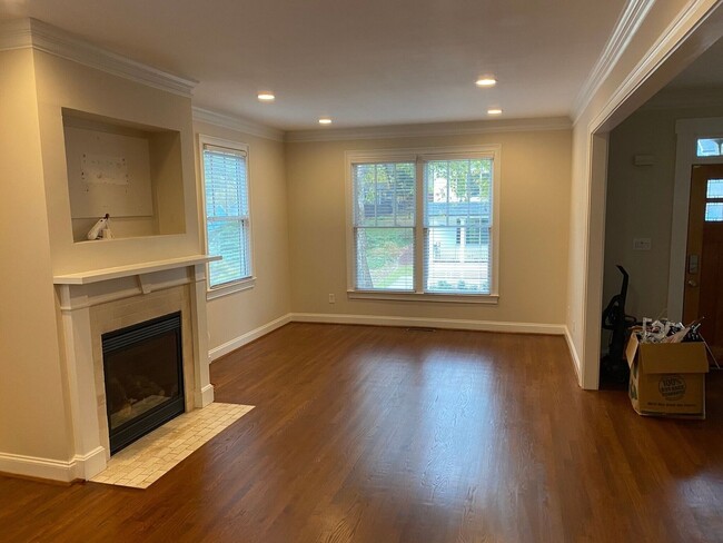 Photo - 945 Longley Ave NW