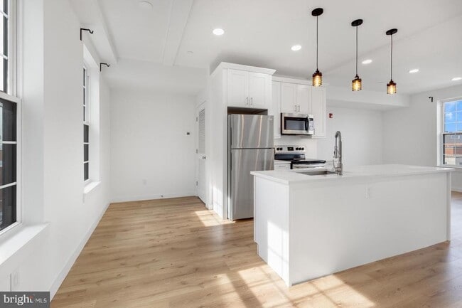 Building Photo - 2045 Trenton Ave Unit 402