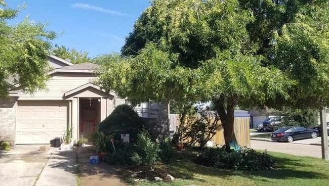 Building Photo - One story, 3 bedroom duplex available!