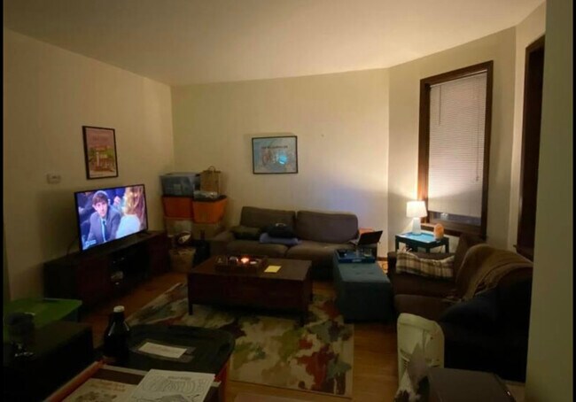 Spacious living room - 906 N Oakley Blvd Unit 1