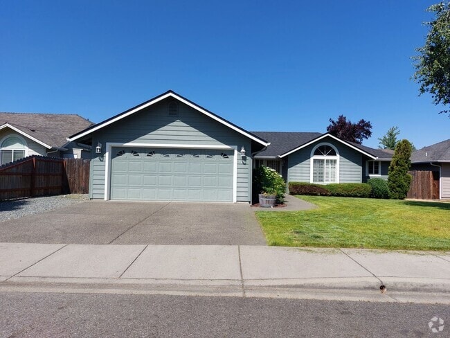 Building Photo - 3 bed 2 bath  Home for Rent in Grants Pass