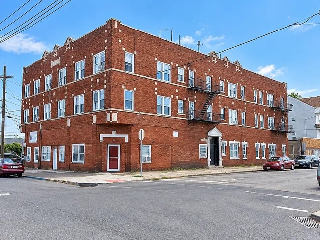 Building Photo - 545 E 38th St Unit E9
