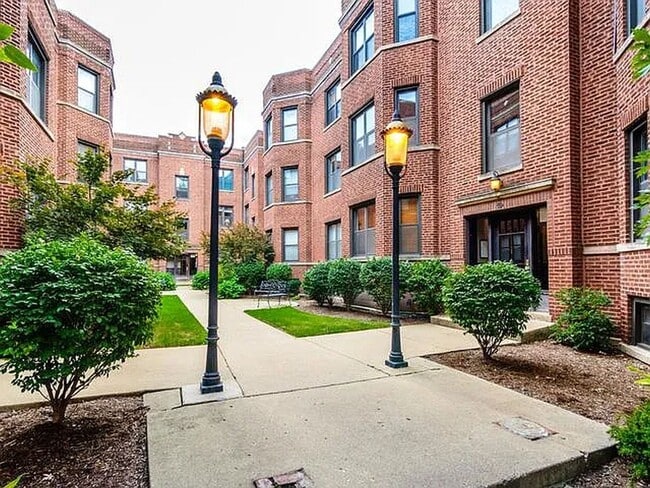 Building Photo - 903 W Cornelia Ave Unit 3N