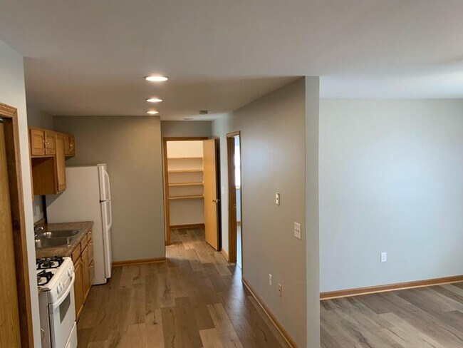 406 Hickory Cir Unidad 8