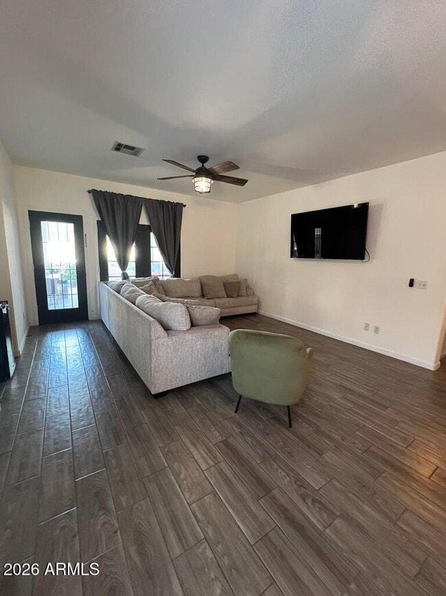 2527 N Silverado