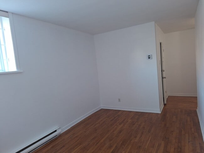 living room salon - 986 Rue Préfontaine Unit Apt1 semi basement