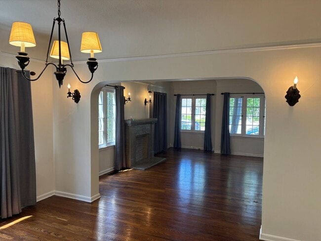 6284-6286 Commodore Sloat Drive