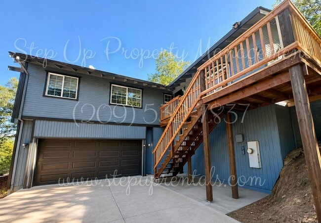 Building Photo - Spacious Contemporary Living: Stunning Three-Bedroom Retreat on Longeway!