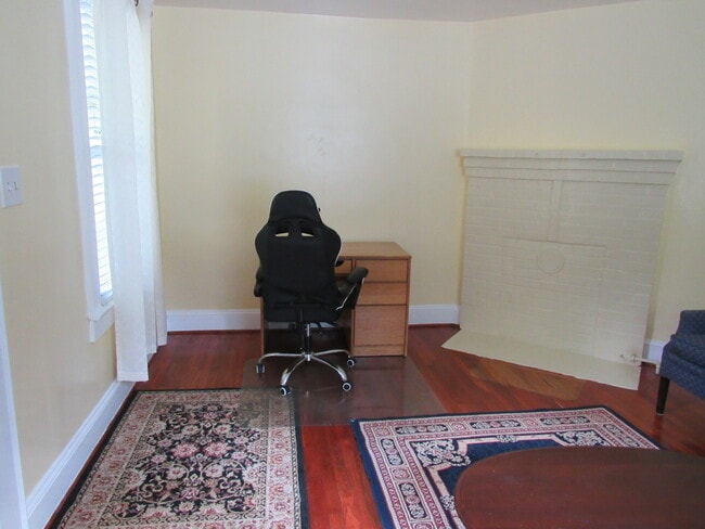 living room - 705 W Markham Ave Unit B