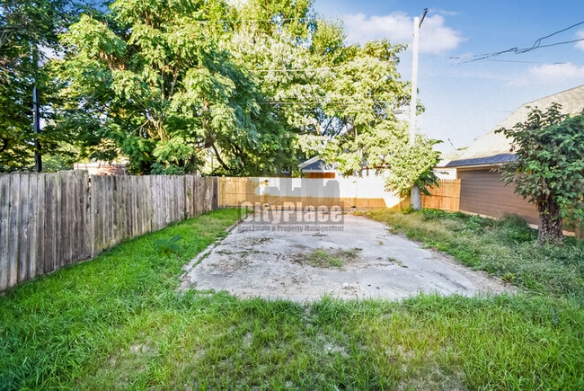 Photo - 2224 N Kenwood Ave