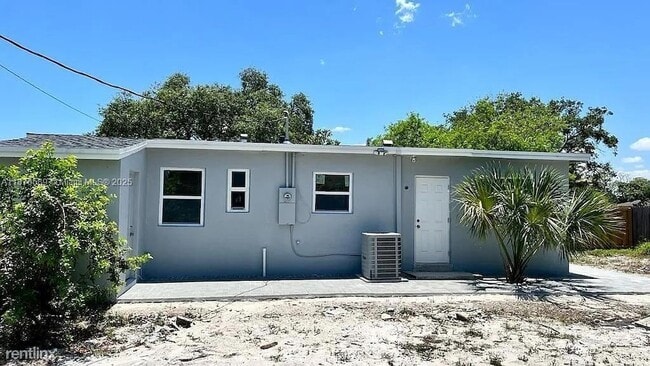 Building Photo - 1701 NW 13th Ct Rental